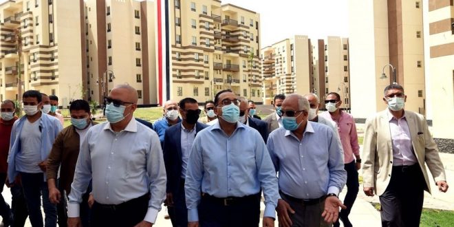 رئيس الوزراء يتفقد وحدات سكنية بديلة لعشوائيات الجيزة بحدائق أكتوبر