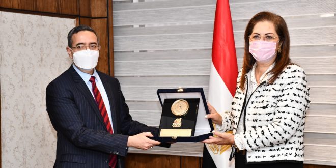 مصر والهند تبحثان أوجه التعاون الثنائي وسفير دلهي يكشف طبيعة الوضع الوبائي