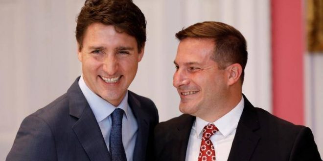 ماركو ميندتشينو (يمين) مع رئيس الوزراء الكندي