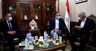 وزير السياحة يستقبل المواطن الذي عثر على لوحة أثرية داخل أرضه بالإسماعيلية