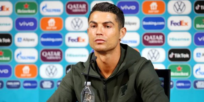 كوكاكولا تخسر مليارات الدولارات بعد تصرف رونالدو خلال مؤتمر صحفي