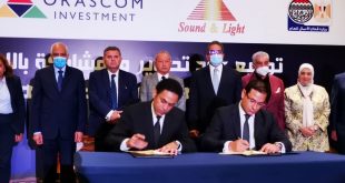 ساويرس يوقع عقد تطوير وإدارة الصوت والضوء بالأهرامات بتكلفة 200 مليون جنيه