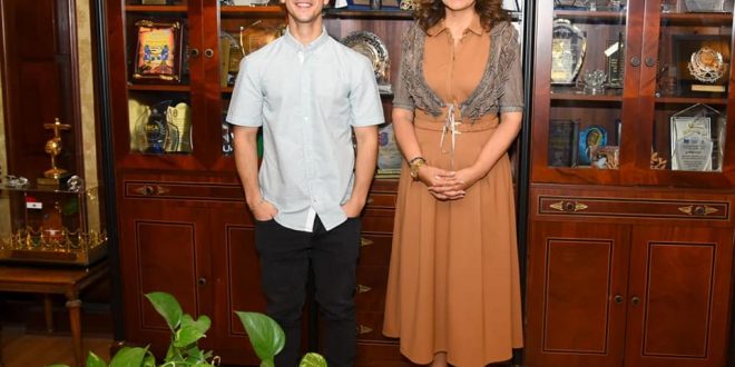 وزيرة الهجرة تلتقي الفنان آدم الشرقاوي وتعلنه سفيرًا لمبادرة "اتكلم عربي"