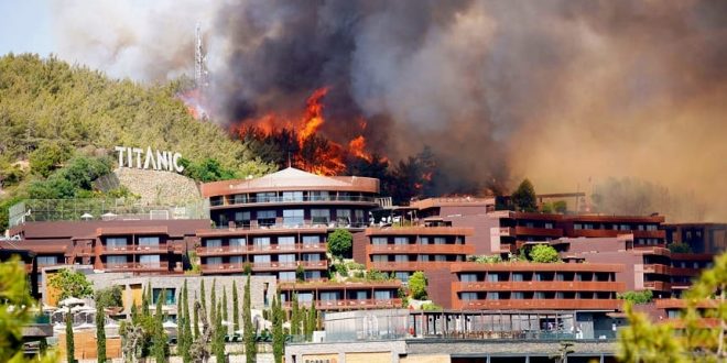 حرائق تركيا تغلق الطريق الساحلي والنيران تهاجم السياح وإخلاء منشآت فندقية