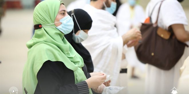 حجاج بيت الله الحرام يتوافدون إلى مشعر منى ويرمون جمرة العقبة الكبرى