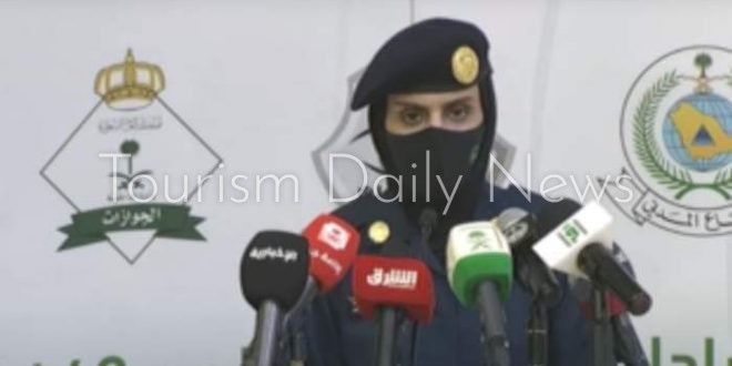 الجندية السعودية، عبير الراشد، تقدم مؤتمرا صحفيا حول موسم الحج.