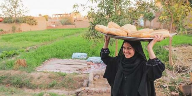 نجاح كبير لليوتيوبر والمرشدة السياحية بسنت نور الدين في سيشن صعيدي