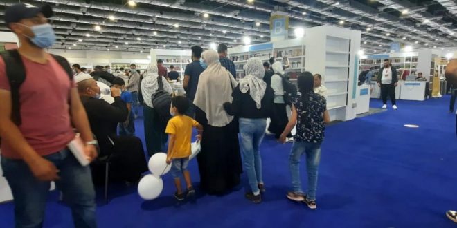 اقبال كثيف لرواد معرض الكتاب .. الدورة 52 تحت شعار في القراءة حياة