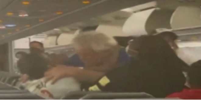 صراخ ورعب في مشاجرة باللكمات بين راكبين على الطائرة