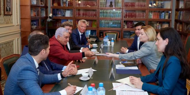 زاهي حواس يوقع كتاب سحر الأهرامات بروسيا