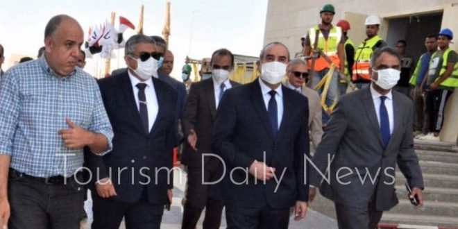وزير الطيران المدنى ينفقد مقر الوزارة بالحى الحكومى بالعاصمة الجديدة