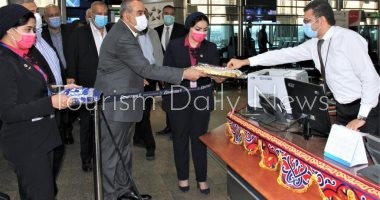 وزير الطيران يفاجئ العاملين بمني 3 بالمطار ويطمئن على حركة السفر والوصول