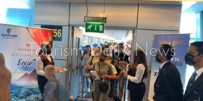 شيكولاتة وورود في إستقبال السائحين الروس بمطار الغردقة .. صور1