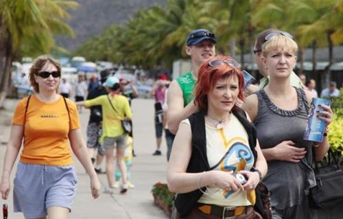 قنصل روسيا العام بالغردقة يطالب بتنظيم يوم لتبادل الثقافات بالبحر الأحمر