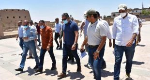 العناني يلتقى في الأقصر بمجموعات سياحية من البرازيل و ألمانيا و فرنسا