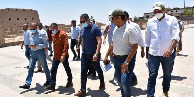 العناني يلتقى في الأقصر بمجموعات سياحية من البرازيل و ألمانيا و فرنسا