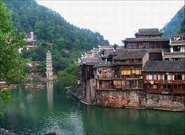 مقصد سياحي مشهور بمقاطعة هونان يرفع قيود المرور بعد احتواء وباء كوفيد-19