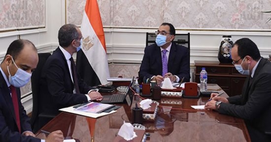 عمرو طلعت يعرض علي رئيس الوزراء 90 خدمة مرقمنة على منصة مصر الرقمية