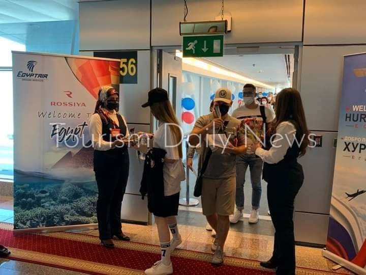 شيكولاتة وورود في إستقبال السائحين الروس بمطار الغردقة .. صور