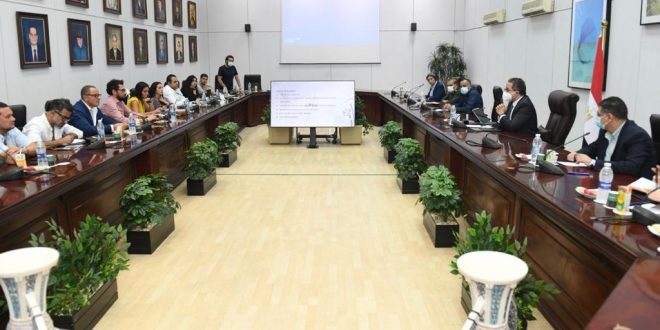 وزير السياحة يناقش آخر مستجدات الأعمال بمشروع كشف طريق المواكب الملكية