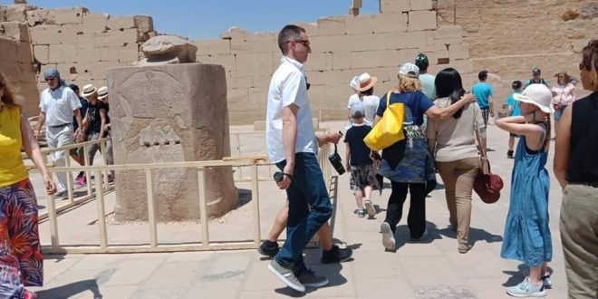 الجعران الفرعوني المقدس يجلب الحظ .. أبرز مقاصد سياح معبد الكرنك المفضلة