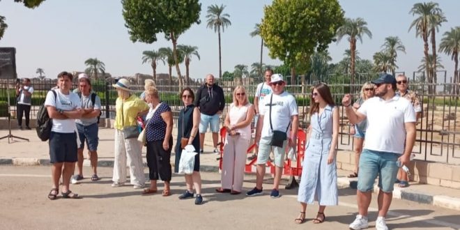 قنا تحتفل بيوم السياحة العالمي بالفنون الشعبية والتانورة والتحطيب