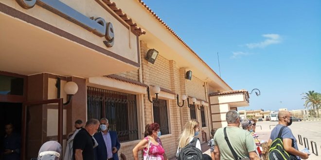 شارتر بـ 169 سائحاً من رومانيا يصلون مطار مرسي مطروح واستقبال بالورود