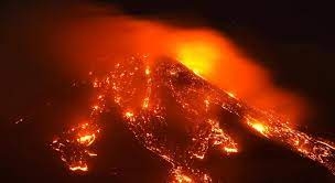 سلطات جزيرة بالما الإسبانية تجلي 5 آلاف من السكان لثوران بركان كومبر فيجا