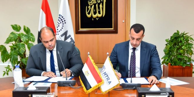 المهندس حسام الجمل يوقع الاتفاق مع الدكتور محمود ممتاز