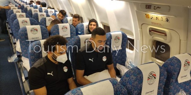 بالصور : وصول منتخب مصر لكرة القدم لمطار القاهرة قادمة من بني غازي بليبيا
