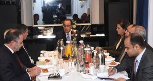 مدبولى يلتقى رئيس مجموعة CMA CGM للخطوط الملاحية خلال زيارته باريس