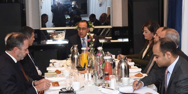 مدبولى يلتقى رئيس مجموعة CMA CGM للخطوط الملاحية خلال زيارته باريس