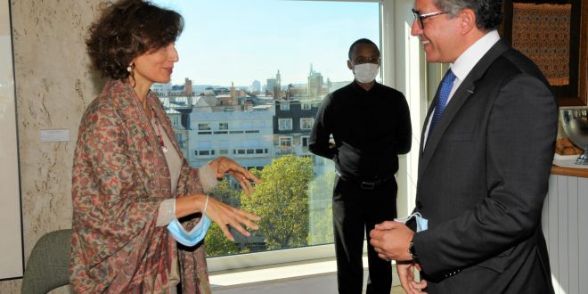 وزير السياحة يلتقي مدير عام منظمة اليونسكو بباريس لحضور احتفال الأقصر