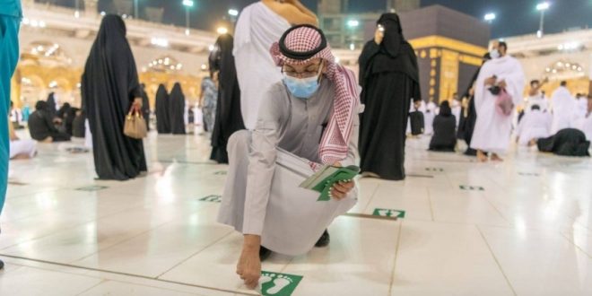 رئاسة المسجد الحرام والنبوي تزيل ملصقات التباعد لتفعيل تخفيف الإجراءات