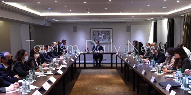 رئيس الوزراء يلتقي في باريس مجموعة من رؤساء الصناديق الاستثمارية والبنوك