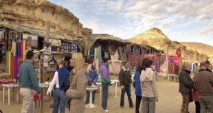 السياحة تقرر مساعدات للحرفيين للمساهمة في خروج القطاع التونسي من الأزمة