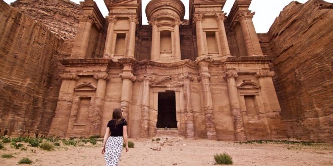 الأردن تستبعد الإغلاق وتتحدث عن زيادة غير متوقعة في الأعداد والدخل السياحي