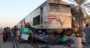 مصرع 3 أشخاص في دهس قطار لسيارة نصف نقل بمزلقان المناشى