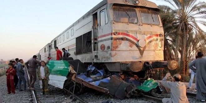 مصرع 3 أشخاص في دهس قطار لسيارة نصف نقل بمزلقان المناشى