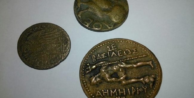 حبس موظف بالأوقاف 4 أيام لحيازته 201 عملة من العصر اليونانى والرومانى