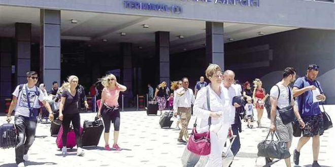 مطار الغردقة يستقبل 15 ألف سائح على متن 98 رحلة طيران دولية اوروبية