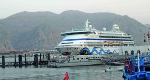 ميناء خصب العمانى يستقبل سفينة سياحية على متنها 2100 سائح مع بدء الموسم