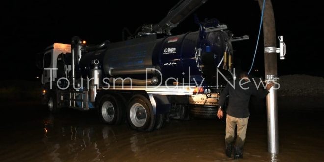 استمرار أعمال شفط وتصريف مياه السيول بطريق قنا - الاقصر الصحراوى الشرقى 