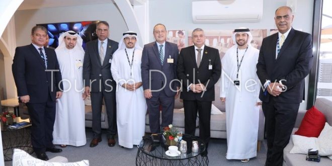 وفد الطيران المدني يبحث التنسيق بين "مصر للطيران" و"الإمارات" بمعرض دبي