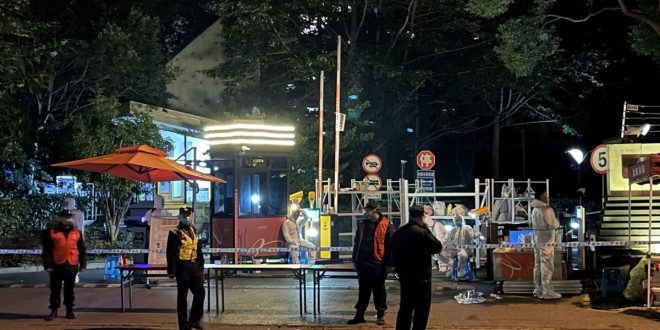 التفشي الأخير يلغى ثلث رحلات أكثر مطارات شنغهاي ازدحاماً بعد اكتشاف إصابات