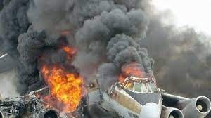 حريق هائل وقتلى بسقوط طائرة أمريكية على معرض للسيارات دمر 25مركبة .. فيديو