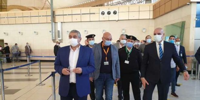 الطيار منتصر مناع نائب وزير الطيران المدني خلال جول تفقدية ة