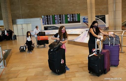 فاينانشيال تايمز : خطط أعياد الميلاد تتلاشى للأوروبيين وتنامي فرض قيود سفر