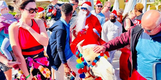 بابا نويل يوزع الهديا علي نزلاء الفنادق في مرسي علم وشواطئ البحر الاحمر