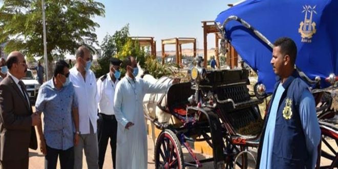 محافظ أسوان يحذر سائقى الحنطور .. زي موحد وحسن معاملة الضيوف والنظافة